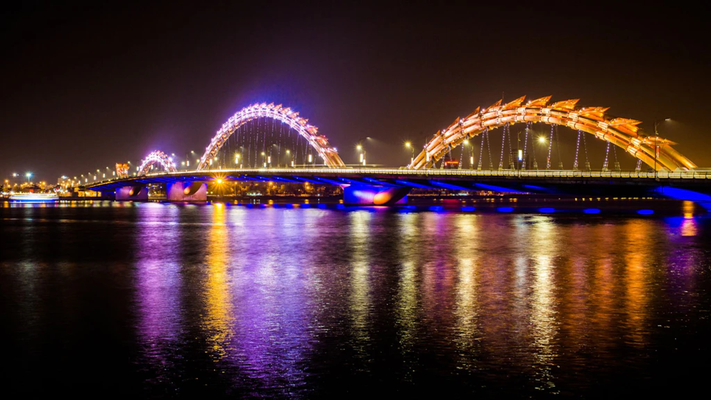 Die Drachenbrücke Da Nang bei Nacht.